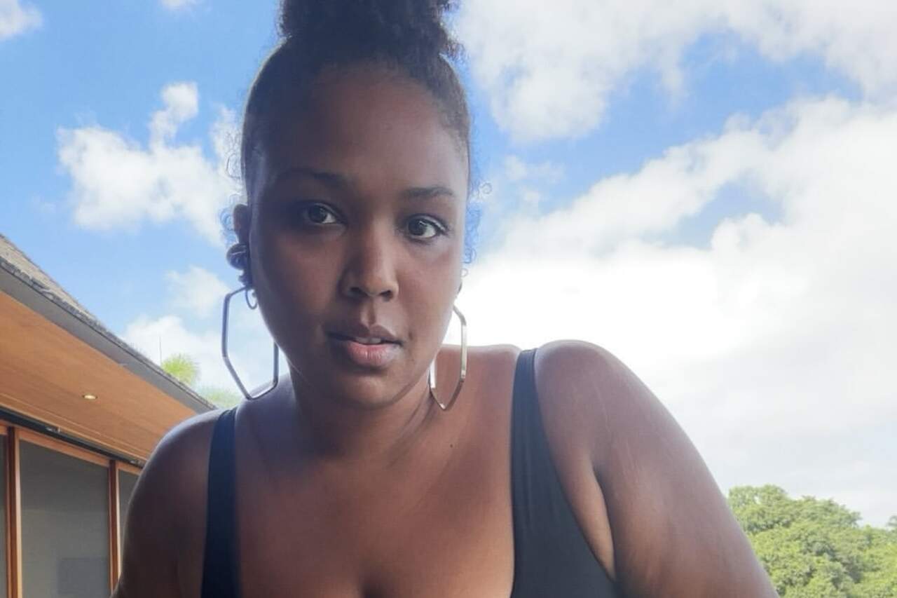 Lizzo mostra il suo nuovo fisico con foto in bikini e scherza sulla sua dieta dimagrante