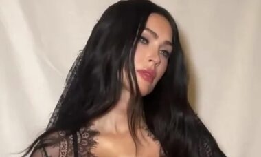 Megan Fox surge de lingerie de renda para exibir barriga de nova gravidez