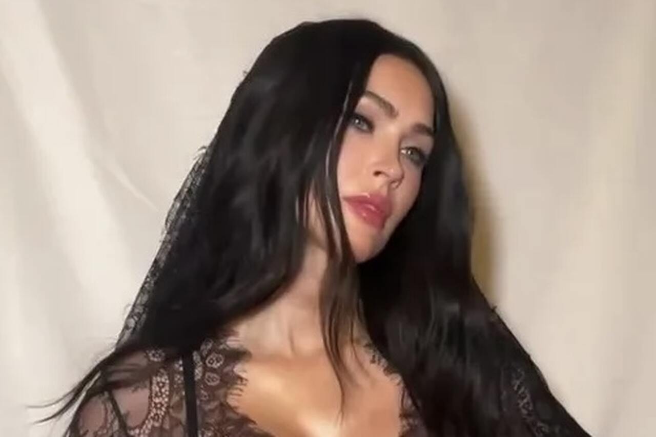 Megan Fox surge de lingerie de renda para exibir barriga de nova gravidez