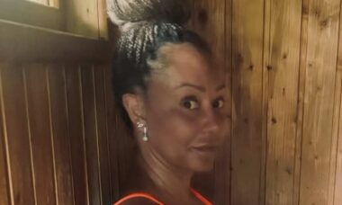 Mel B posta clique sem roupa em sauna e deixa seguidores boquiabertos