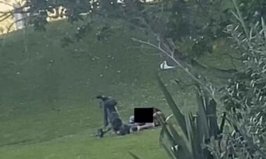 Casal realiza ato ousado no meio de campo de golfe e imagens viralizam