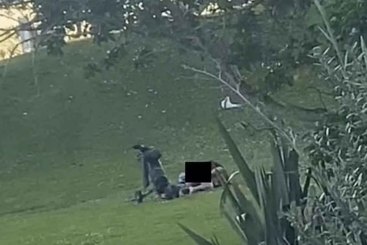 Casal realiza ato ousado no meio de campo de golfe e imagens viralizam