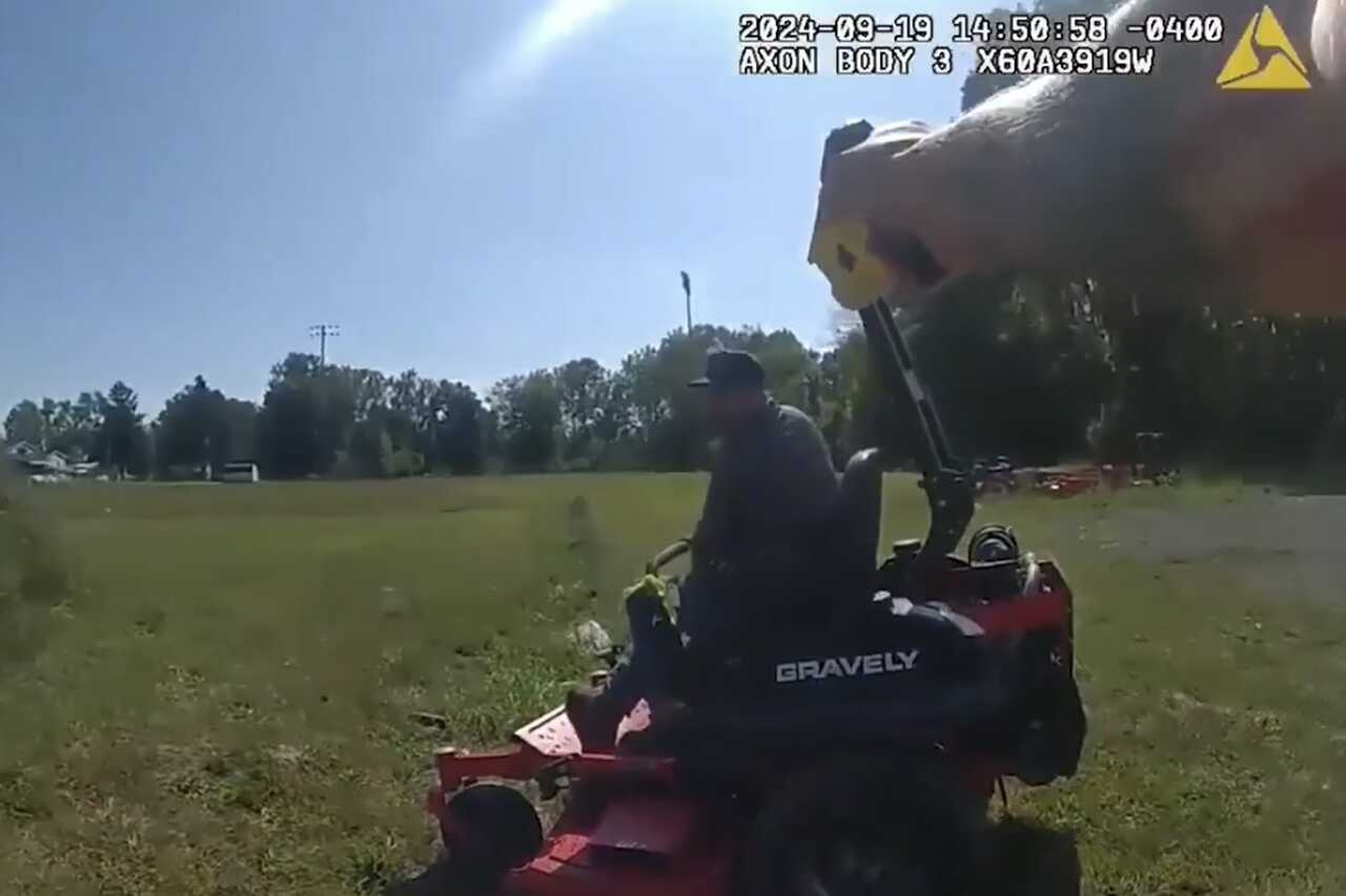 Homem acidentalmente atira em si mesmo após usar cortador de grama para tentar fugir da polícia e vídeo viraliza