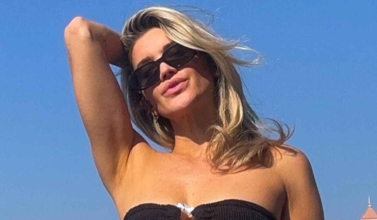 Ashley Roberts ukazuje luxus a skvělou formu při pózování v bikinách během své cesty do Dubaje