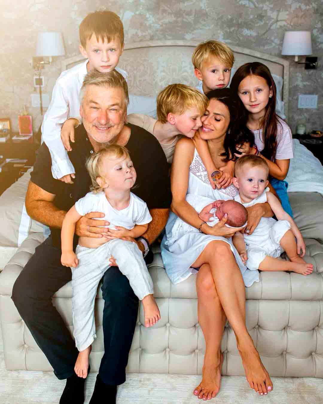 Quem é Hilaria Baldwin, esposa de Alec Baldwin e mãe de sete filhos. Fotos: Instagram @hilariabaldwin