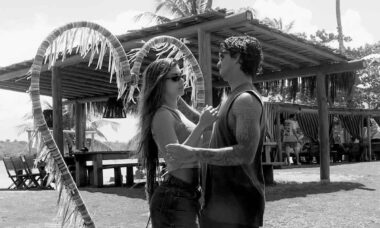 Gabriel Medina assume romance com Isabella Arantes e recebe comentário de Pedro Scooby. Fotos: Instagram @gabrielmedina