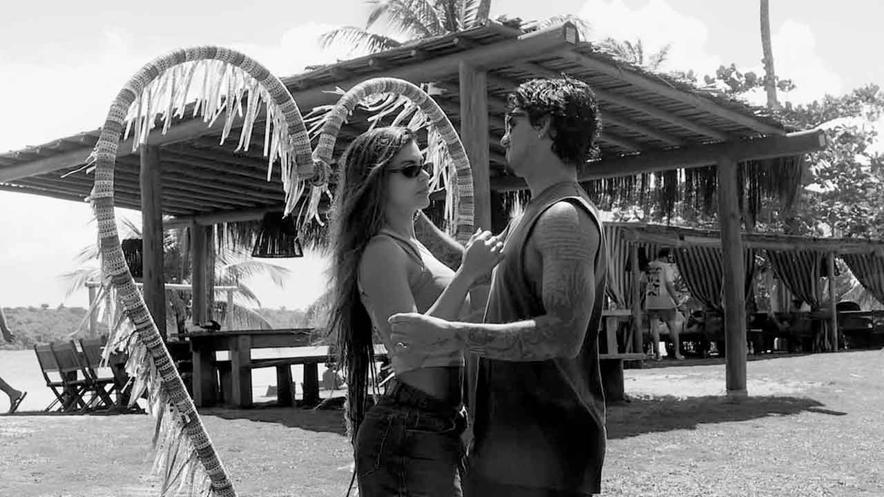 Gabriel Medina assume romance com Isabella Arantes e recebe comentário de Pedro Scooby. Fotos: Instagram @gabrielmedina